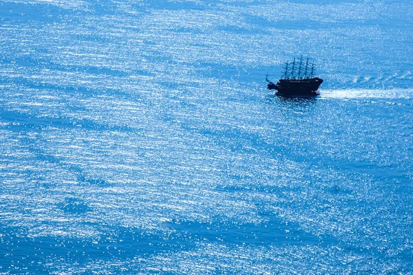 Starożytny Statek Piracki Wypływa Otwarte Morze Podróże Odpoczynek Wakacje Koncepcja — Zdjęcie stockowe