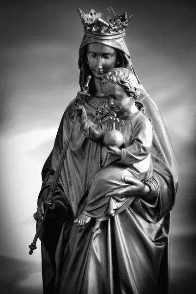 Reina Del Cielo Antigua Estatua Virgen María Con Jesucristo Imagen —  Fotos de Stock