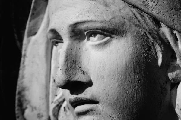 Fragmento Uma Antiga Estátua Virgem Maria Perfil Imagem Preto Branco — Fotografia de Stock