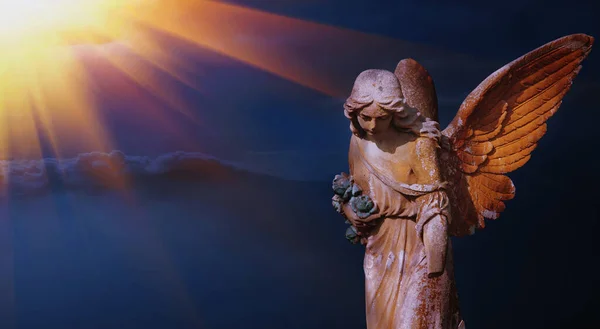 山に対する太陽の下で美しい天使のアンティークの像 — ストック写真