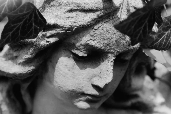 Smutny Piękny Anioł Fragment Starożytnej Posągu Czarno Biały Obraz — Zdjęcie stockowe
