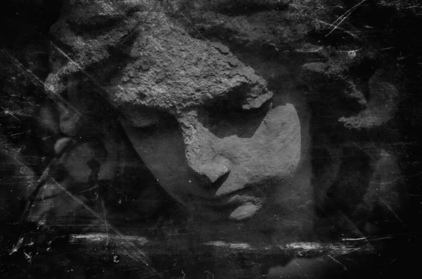 关闭复古风格的悲伤天使作为痛苦 恐惧和生命终结的象征 古老的雕塑黑白图像 — 图库照片