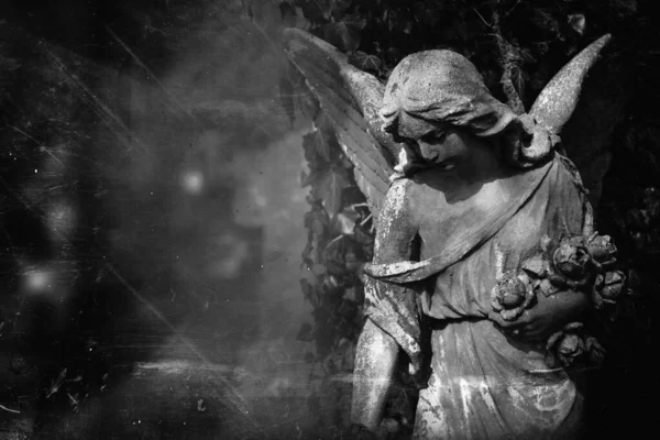 一个古老的守护天使雕像 老式风格的照片 黑色和白色的图像 复制空间 — 图库照片