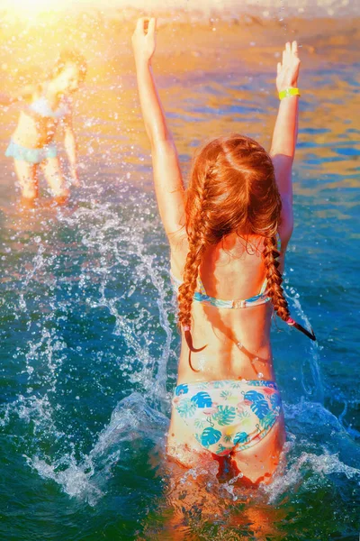 Niños Felices Jugando Mar Niños Divirtiéndose Aire Libre Con Agua — Foto de Stock