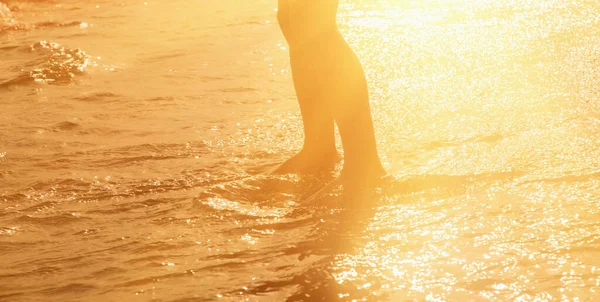 Silueta Mladé Dívky Pláži Proti Mořské Vodě Koncept Letních Prázdnin — Stock fotografie