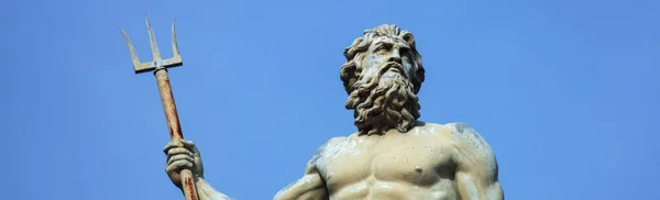 Zamknij Potężny Bóg Morza Oceanów Neptun Posejdon Starożytny Posąg Tle — Zdjęcie stockowe