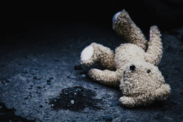 Концептуальний Образ Втрачене Дитинство Самотність Біль Депресія Плюшевий Ведмідь Лежить — стокове фото