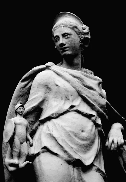 关闭古老的雕像智慧与胜利女神雅典娜孤立的黑色背景 她手里拿着获胜者的战士 黑白图像 — 图库照片