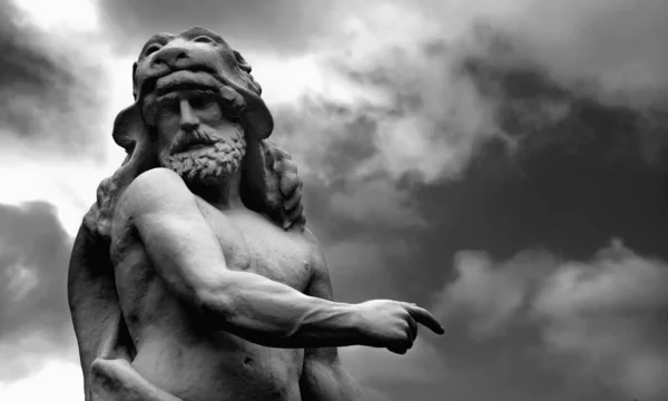 赫拉克勒斯 Hercules 是一座古罗马英雄和神像 他是宙斯 朱庇特 和凡人阿尔克梅内的儿子 黑白水平图像 复制空间 — 图库照片