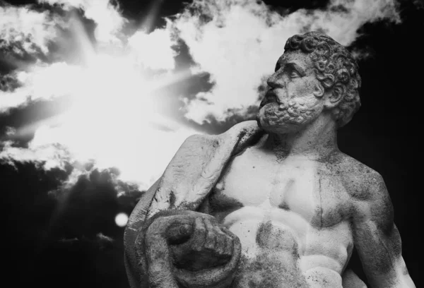 海克力士在天空背景上的古老雕像 黑白图像 — 图库照片