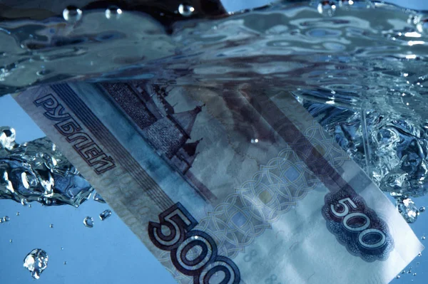 Kavramsal Görüntü Rusya Federasyonu Ekonomisinin Iflası Rus Rublesinin Çöküşü Suya — Stok fotoğraf