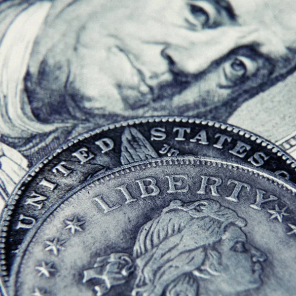 Münzen Mit Beschreibung Freiheit Gegen Hundert Dollarscheine Als Symbol Amerika — Stockfoto