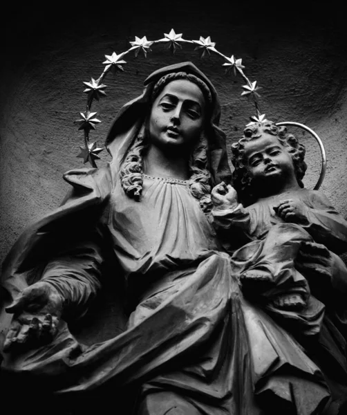 Starověká Socha Panny Marie Ježíšem Kristem Náboženství Víra Láska Křesťanství — Stock fotografie