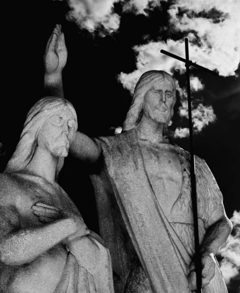 Antigua Estatua Piedra Juan Bautista Bautizando Jesucristo Contra Cielo Imagen — Foto de Stock