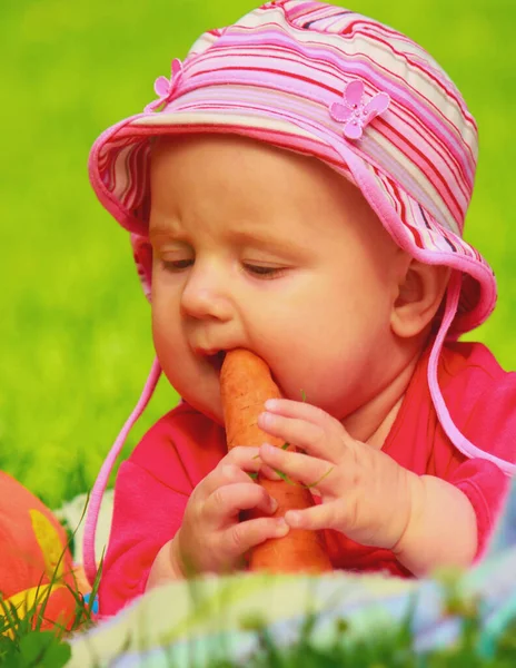 可爱的小女孩吃有机蔬菜 健康饮食 生活方式 土生土长的胡萝卜 本地农业杂货店概念 — 图库照片