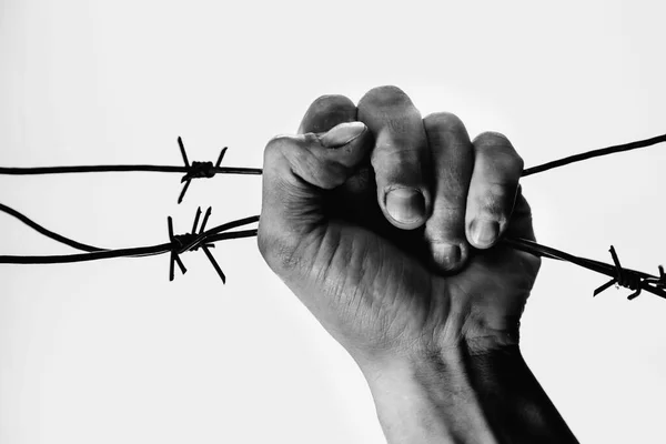 Szabadság Diktatúra Totalitárius Rendszerkoncepció Egy Férfi Szögesdrót Mögött Fehér Fekete — Stock Fotó