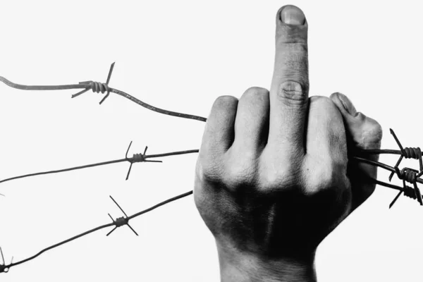 Conceito Liberdade Homem Atrás Arame Farpado Mostra Gesto Dedo Médio — Fotografia de Stock