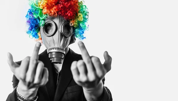 Clown Employé Bureau Costume Dans Masque Gaz Montrant Geste Majeur — Photo