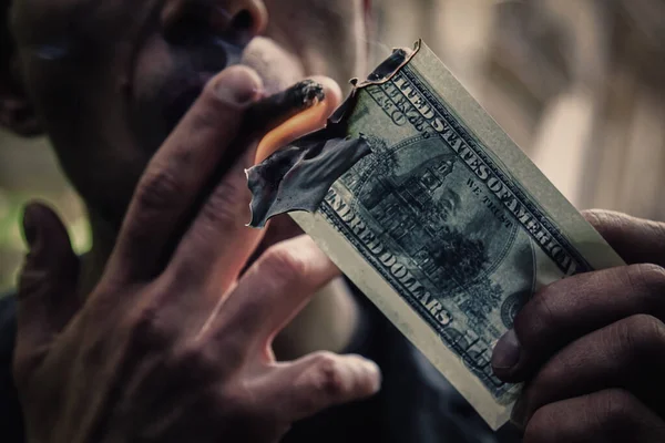 Genç Vahşi Adam 100 Dolarlık Banknotla Puro Yakıyor — Stok fotoğraf