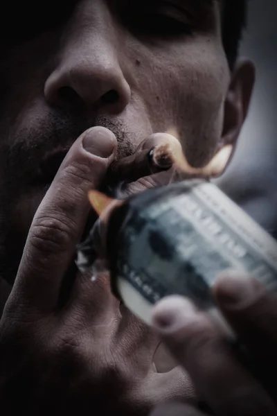Młody Brutalny Biznesmen Zapalający Cygaro Banknotem 100 Dolarów Jako Symbolem — Zdjęcie stockowe