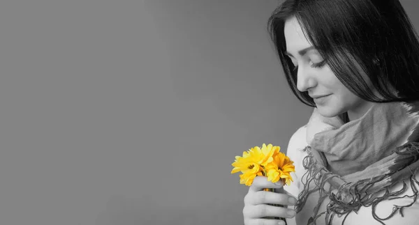 Schöne Junge Frau Mit Einem Strauß Gelber Blumen Kopierraum Für — Stockfoto