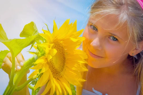 Okouzlující Mladá Blondýna Dívka Vůni Žlutého Květu — Stock fotografie