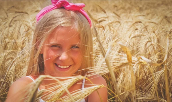 Buğday Tarlasında Mavi Gözlü Güzel Sarışın Bir Kızın Portresi Tatil — Stok fotoğraf