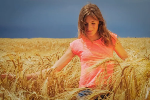 夏の美しい少女小麦畑の肖像画 夏休み 休暇の概念 テキストまたはデザインのコピースペース — ストック写真
