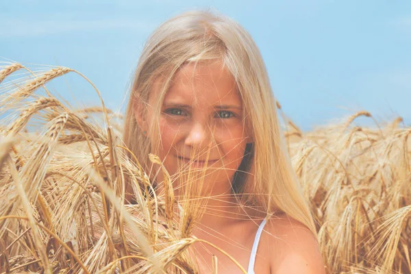 青空に対する小麦畑の美しいブロンドの若い女の子の肖像画 休暇の概念 夏休み 休暇のコンセプト — ストック写真