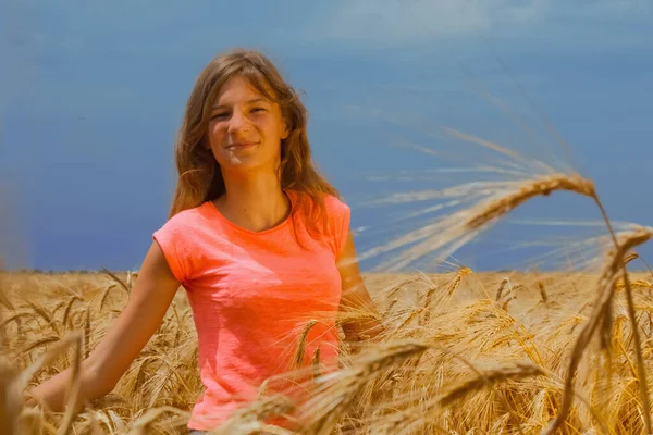 夏の美しい少女小麦畑の肖像画 夏休み休み休暇のコンセプト スペースのコピー — ストック写真