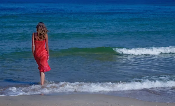 Güneş Işınlarıyla Deniz Kıyısında Yürüyen Elbise Giymiş Güzel Zayıf Bir — Stok fotoğraf