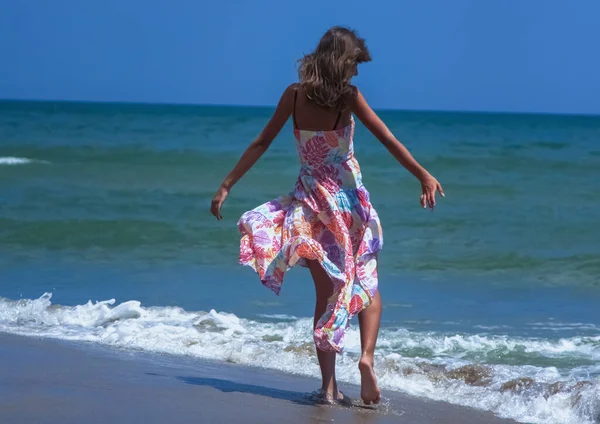 Güneş Işığında Deniz Kıyısında Dans Eden Elbise Giymiş Güzel Zayıf — Stok fotoğraf