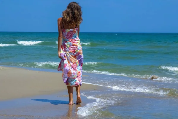 Güneş Işığında Deniz Kıyısında Yürüyen Elbise Giymiş Güzel Zayıf Bir — Stok fotoğraf
