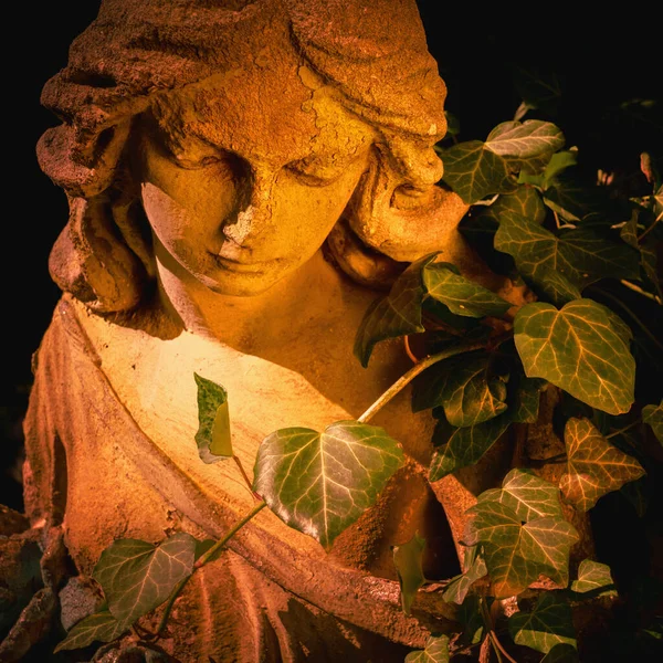 Прекрасный Ангел Фрагмент Древней Статуи — стоковое фото