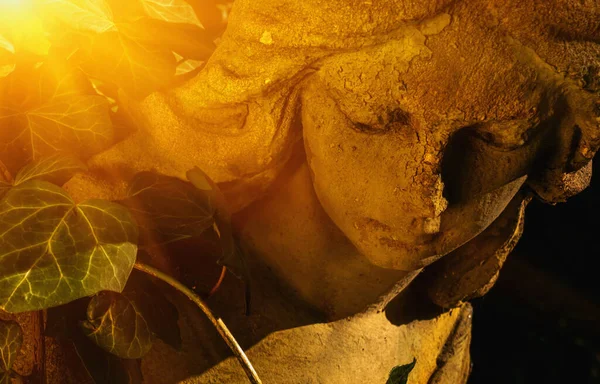金の天使 古代の像のヴィンテージスタイルのイメージ — ストック写真