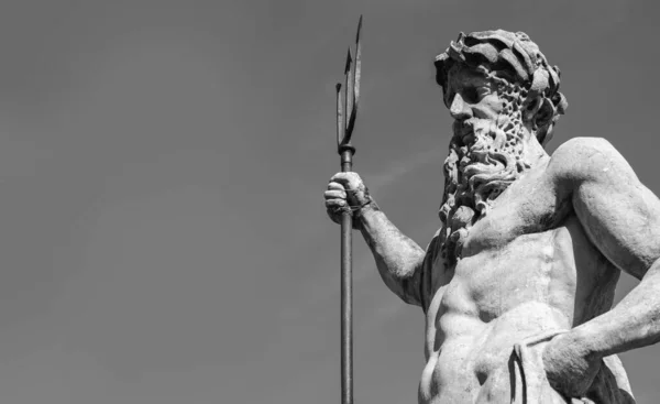 Forntida Staty Havsguden Neptunus Poseidon Svart Och Vit Bild Kopiera — Stockfoto