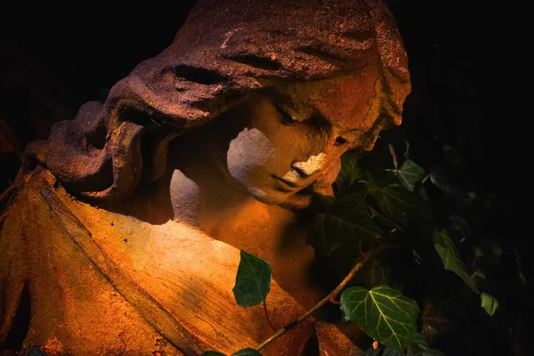 Estátua Antiga Belo Anjo Cena Dramática Incomum — Fotografia de Stock