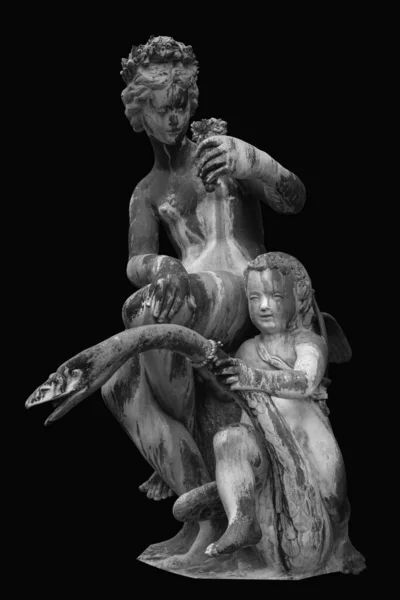 愛アフロディーテ と白鳥のキューピッドの強大な女神 黒の背景に古代の像 白と黒の縦像 — ストック写真