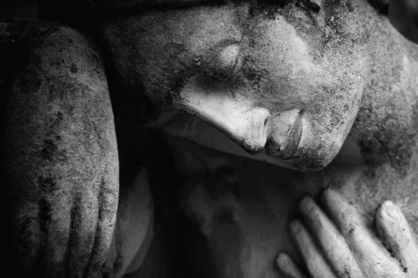 死の概念 天使よ 古代の彫像 人間の人生の痛み 終わりの象徴としての抽象的なイメージ 白黒の画像 — ストック写真