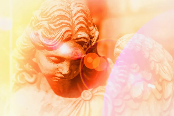 太陽の下で翼を持つ美しい天使 古代の石像 水平像 — ストック写真
