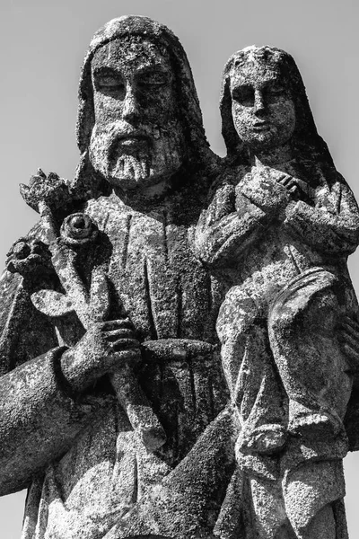 圣约瑟夫与小耶稣基督 非常古老的石像白色和黑色垂直图像 — 图库照片