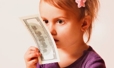 Para kokmaz. Küçük ticari kızın komik kavramsal portresi Amerikan Doları 'nı kokluyor. Başarı, zenginlik yönetimi. 