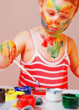 Resim yapmayı öğrenen güzel bir kızın portresi. Yatay resim.