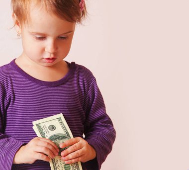 Amerikan dolarları ile küçük bir iş kızının komik portresi. Metin için alanı kopyala.