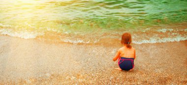 Yaz tatili ve eğlence konsepti. Denizde bir kız çocuğu. Tasarım için alanı kopyala.