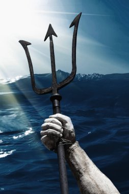 Ulu su, deniz ve okyanus tanrısı Neptün (Poseidon, Triton). Neptun 'un mızrağı sembol gücü, gücü ve sınırsızlığı simgeliyor. Antik bir heykelin parçası. Dikey resim.