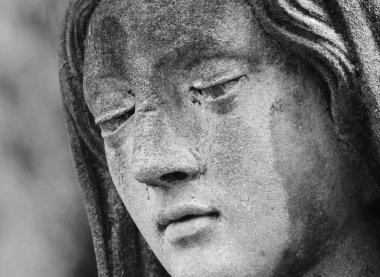 Gözyaşları içinde Bakire Meryem Heykeli (üzüntü, pişmanlık, korku, inanç, din, depresyon) Siyah ve beyaz görüntü.
