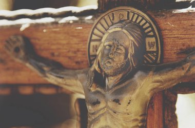 Çarmıha gerilmiş İsa Mesih 'in, Tanrı' nın insanlara olan sevgisinin sembolü olduğu kutsal haç. (Antik ahşap bir heykeli kapat)