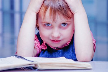 Profesyonel yorgunluk için stres. Biraz yorgun ve depresif iş kızının komik portresi.