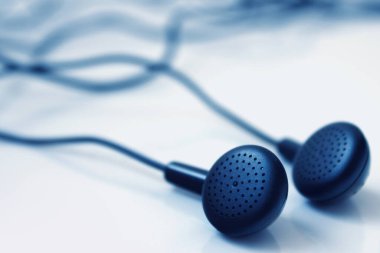 Kulaklıkları beyaz arka planda kapat. Yatay resim.